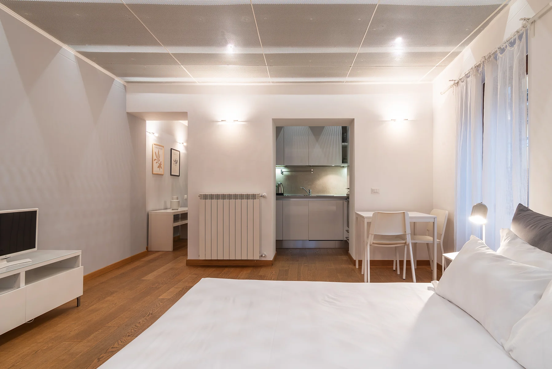 Zona giorno con divano beige appartamento Spiga