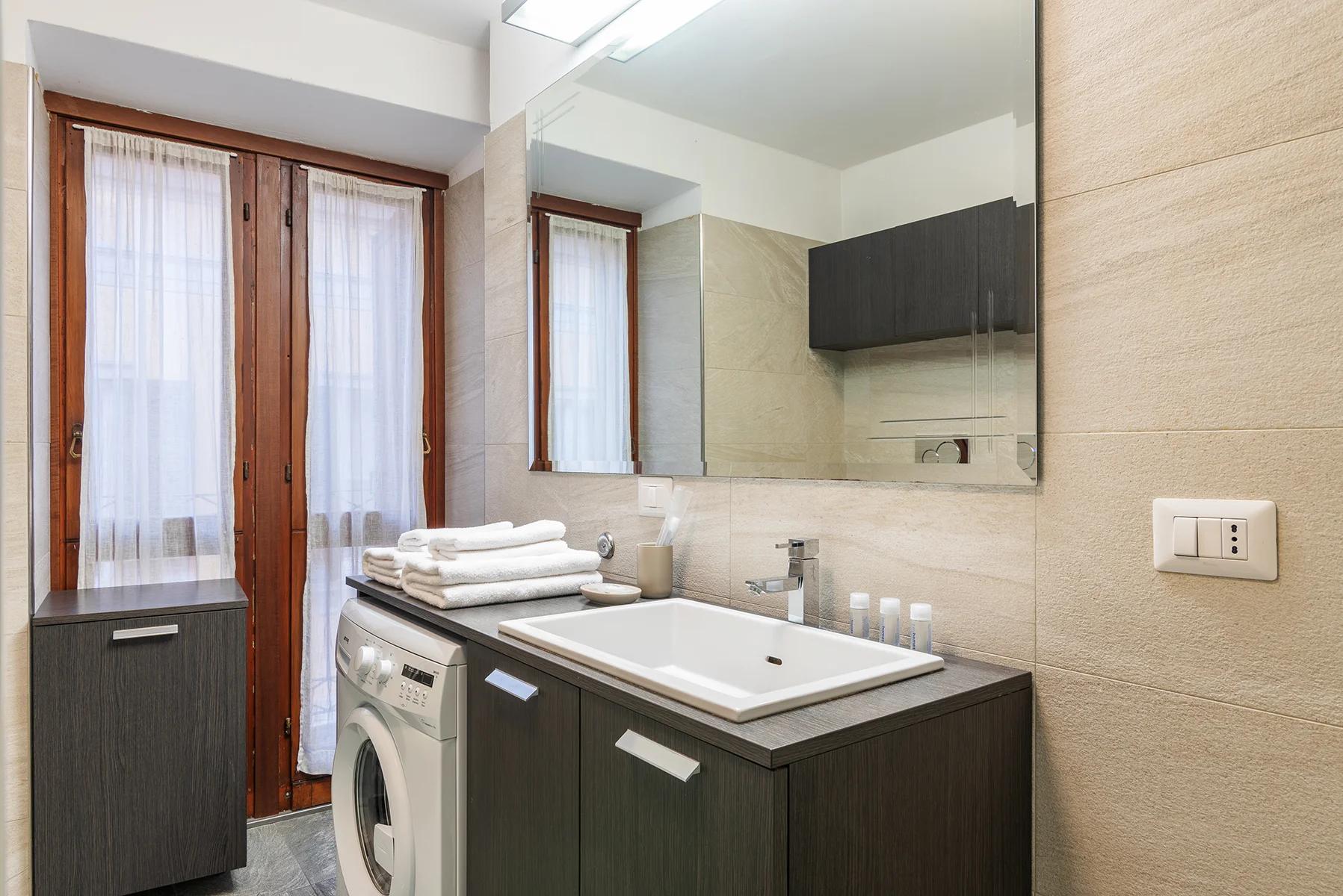 Bagno design contemporaneo lavabo bianco suite Milano