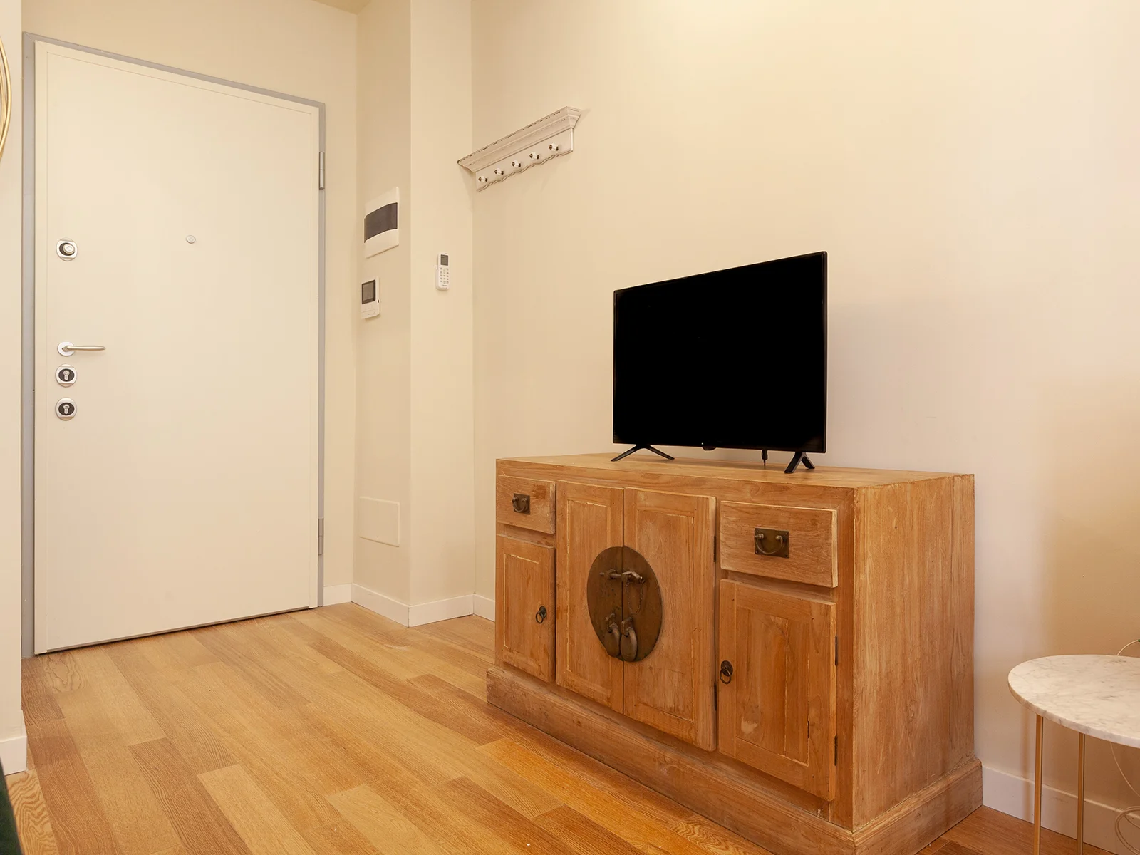 Mobile TV in legno e televisione a schermo piatto