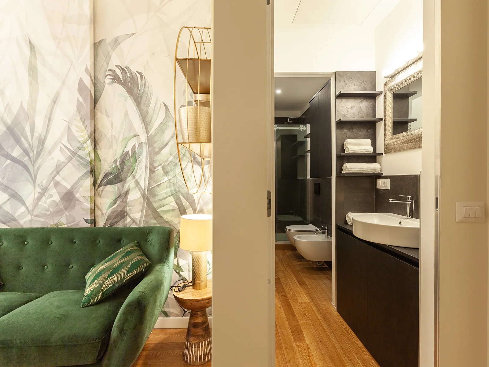 Bagno moderno con doccia e mobile scuro