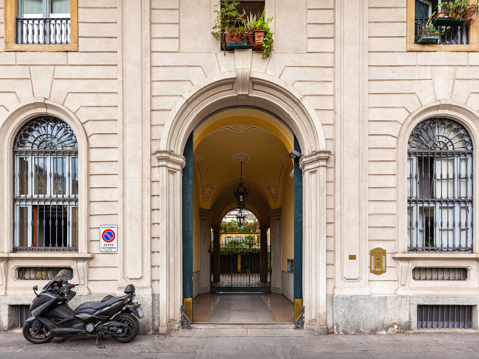 Esterno edificio elegante Milano per gestione immobiliare professionale